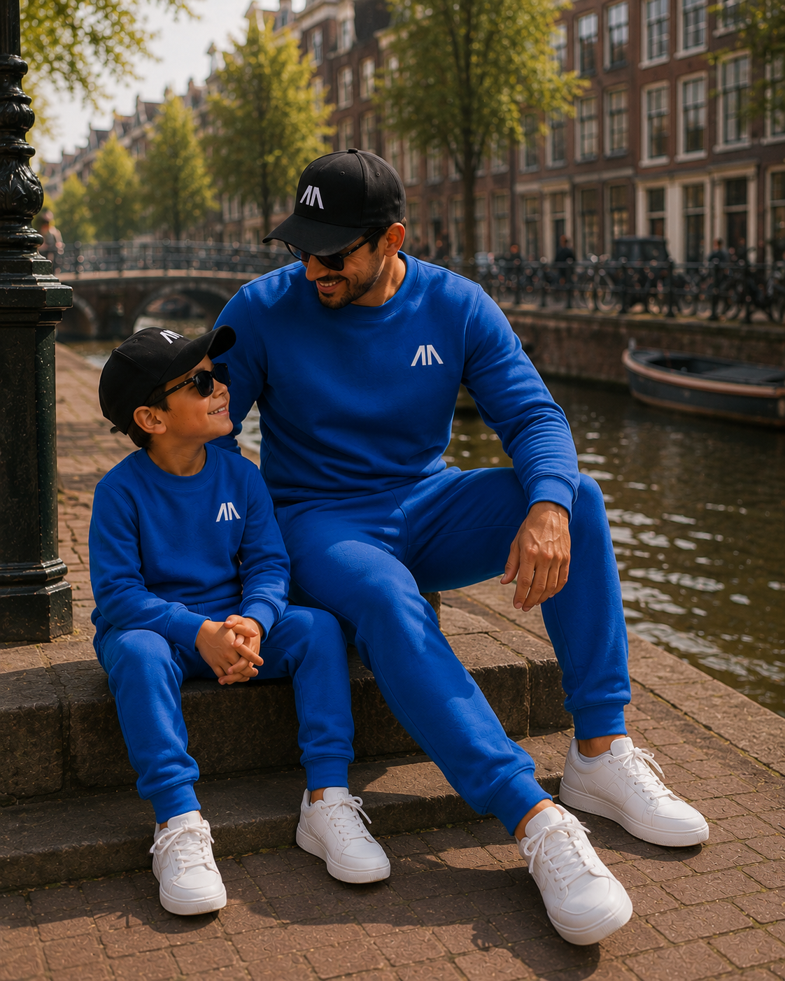 Vader en zoon in matchende blauwe sets aan de Amsterdamse gracht