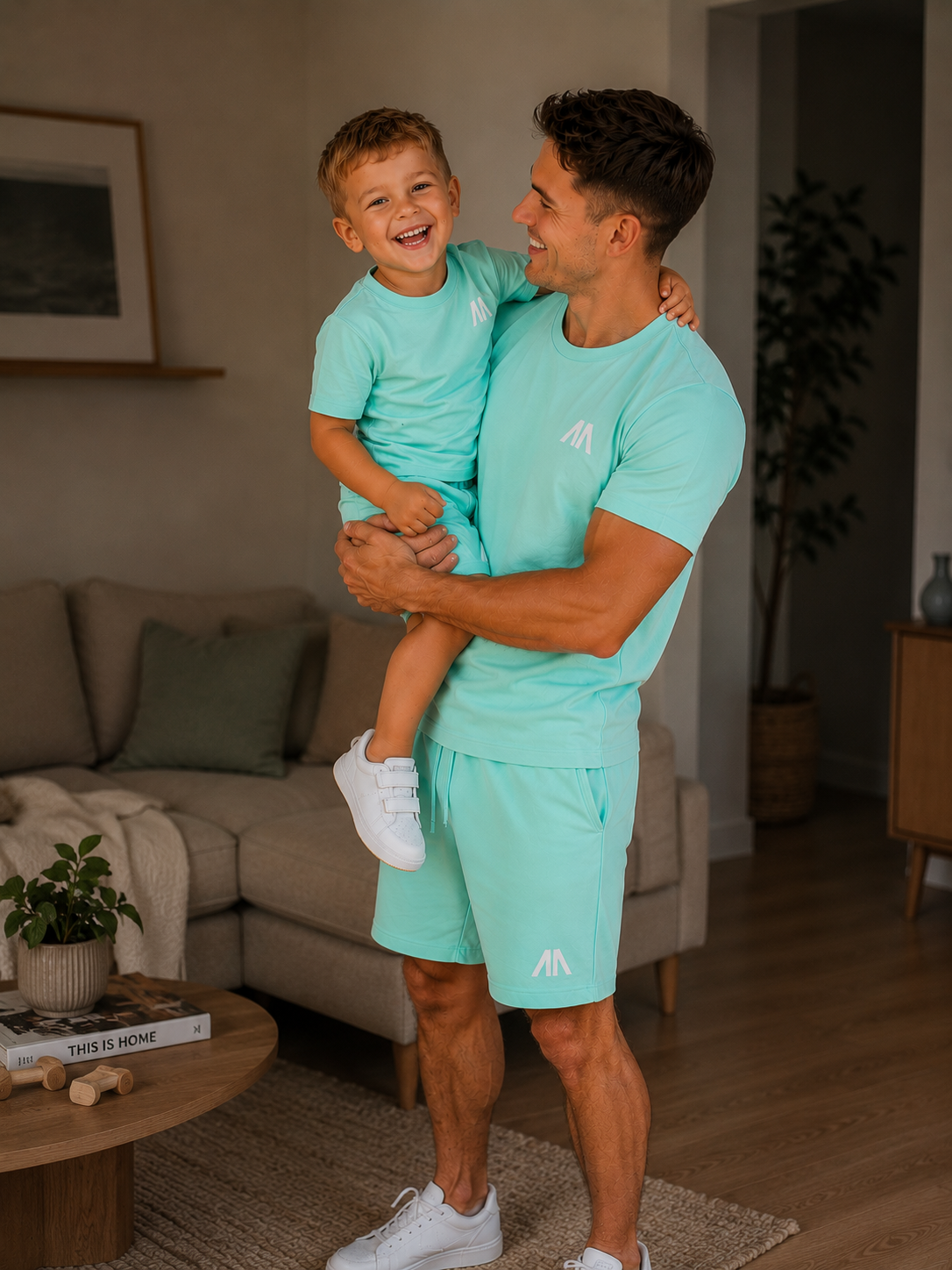 Vader tilt zoon op in matchende mint tshirt en short
