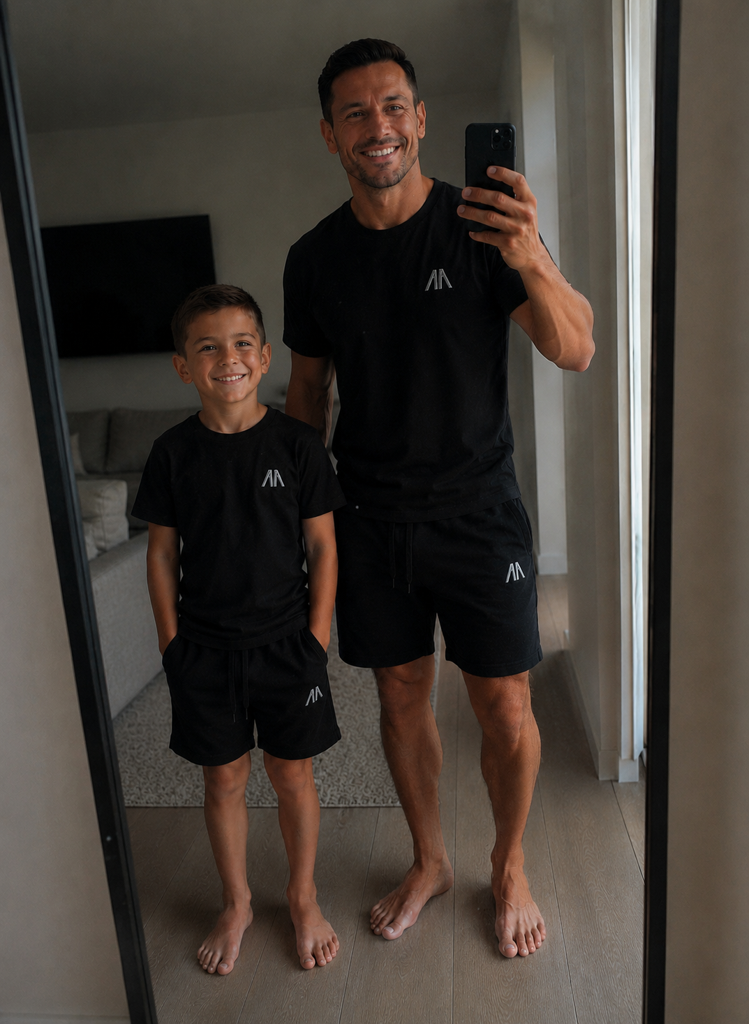Vader en zoon in matchende zwarte t-shirt en short sets