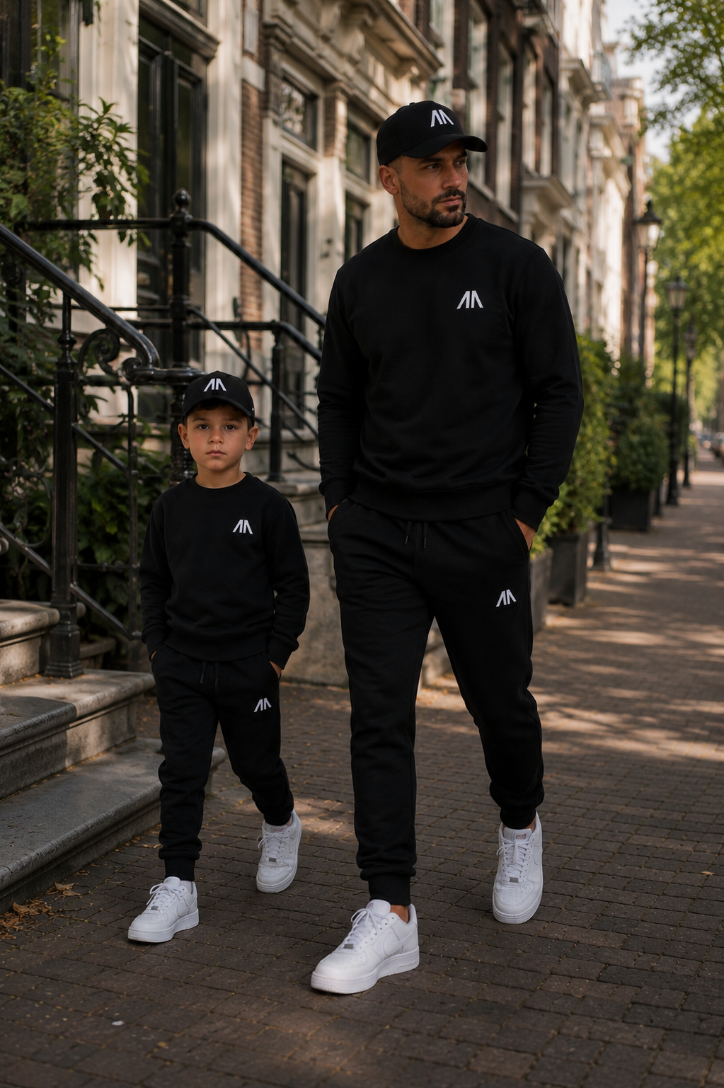 Vader en zoon in matchende zwarte tracksuit in Amsterdam