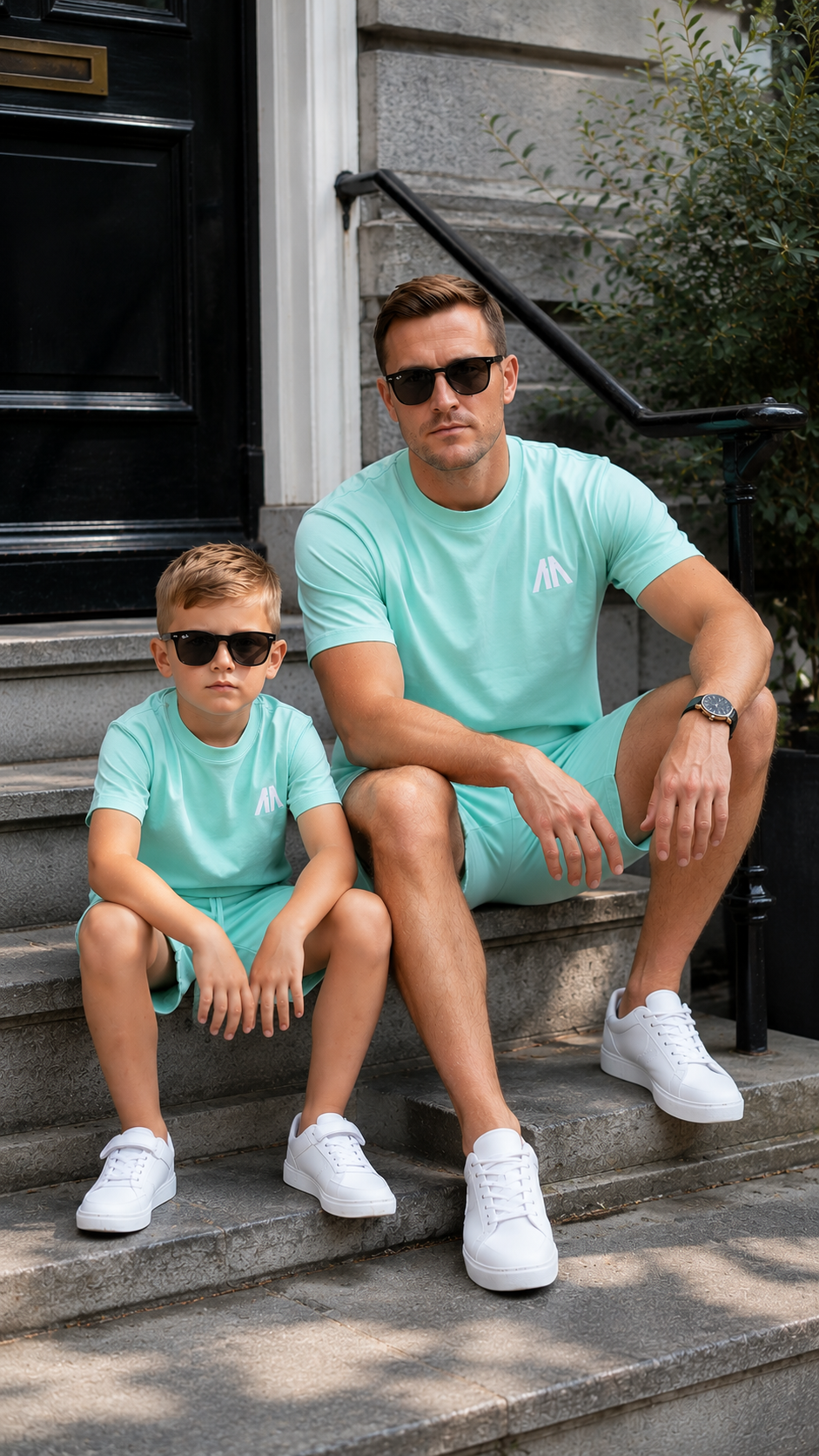 Vader en zoon in matchende mint t-shirt en short set