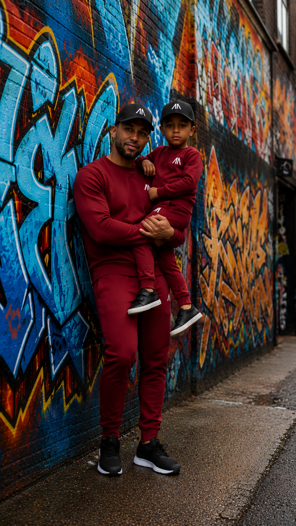 Vader en zoon in matching bordeaux tracksuits